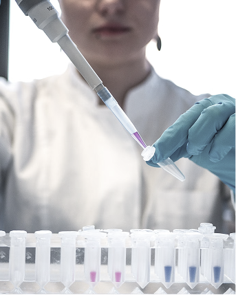 Laboranalyse mit Pipette und Probenröhrchen