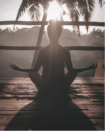 Frau bei einer Yoga-Übung am Meer