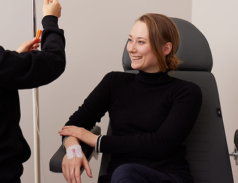 Patientin bei einer intravenösen Infusion
