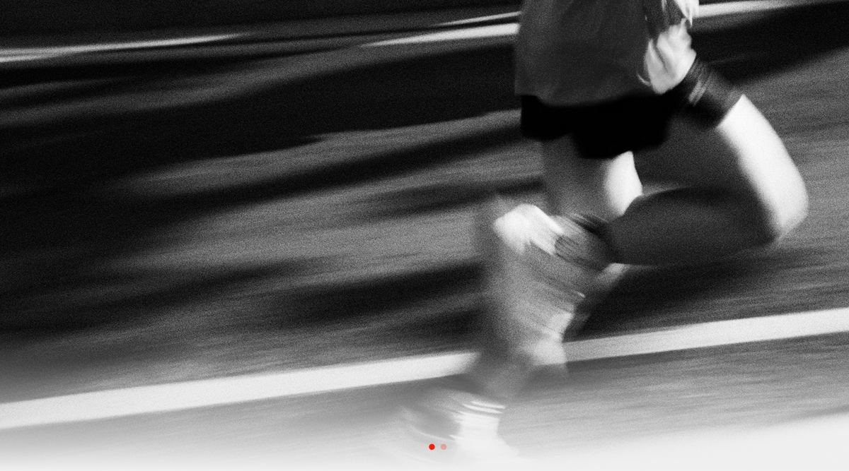 Läuferin beim Sprint auf einer Laufbahn