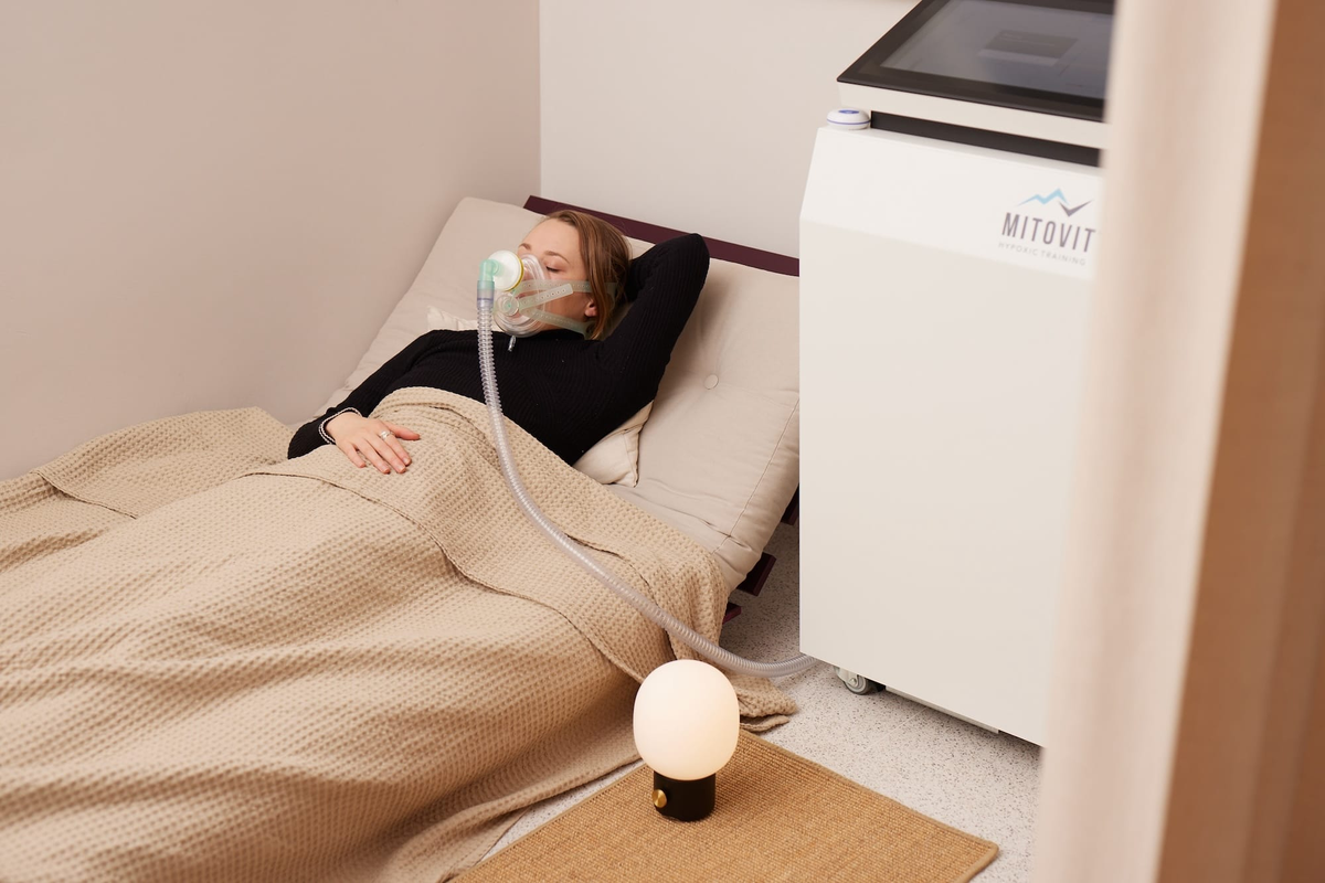 Patientin während einer IHHT-Höhenlufttherapie